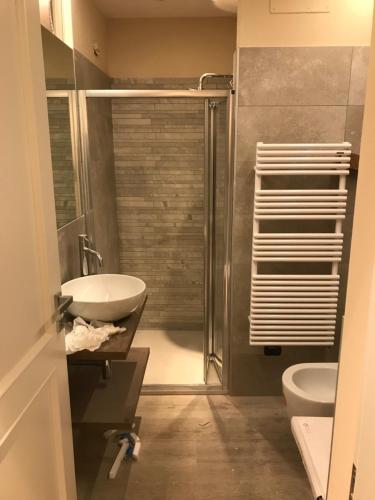 Ванна кімната в Palazzo Domanto Apartments Parma