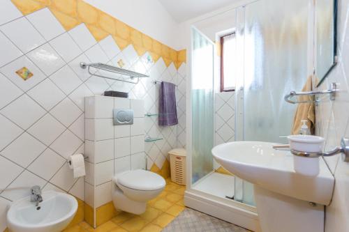 W łazience znajduje się toaleta, umywalka i prysznic. w obiekcie Apartment Stanka w mieście Cavtat