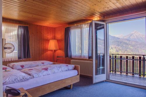 Кровать или кровати в номере Hotel Meielisalp
