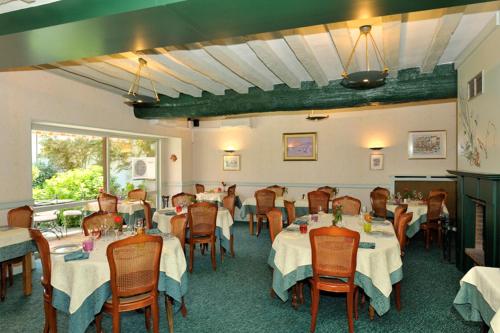 Restorāns vai citas vietas, kur ieturēt maltīti, naktsmītnē LOGIS - Hôtel Restaurant Les Tilleuls