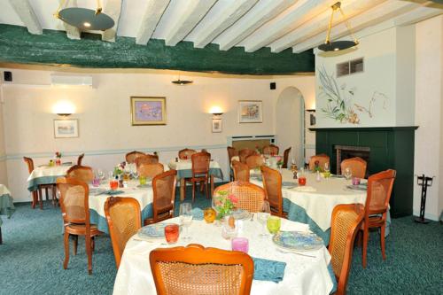 a large dining room with tables and chairs at LOGIS - Hôtel Restaurant Les Tilleuls in Saint-Florentin