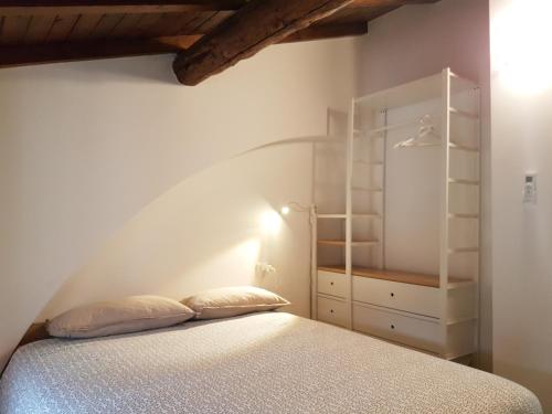 ein Schlafzimmer mit einem Bett und einem Bücherregal in der Unterkunft La Corte sul Naviglio in Corsico