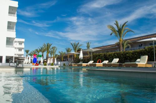 uma piscina num resort com cadeiras e palmeiras em BQ Sarah -Adults Only em Can Picafort
