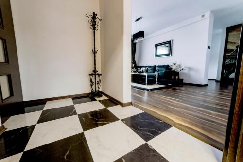 - un salon avec un sol en damier noir et blanc dans l'établissement Top Apartamenty, à Kielce