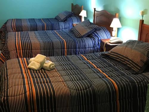 リナレスにあるHotel Kolping San Ambrosioのホテルルーム内のベッド2台(タオル付)