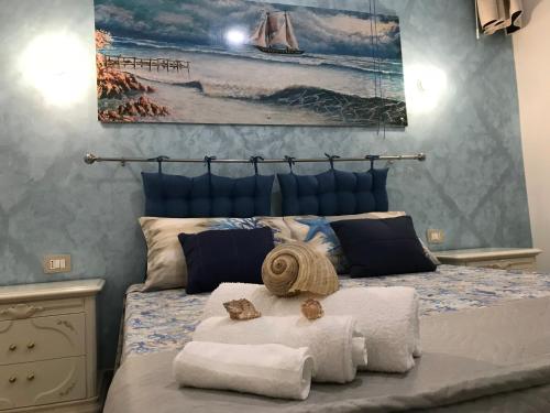 ポルトパーロにあるAria di Mare 1のベッドルーム1室(タオル、絵画付)