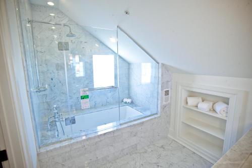 A bathroom at Melrose Mansion Suites