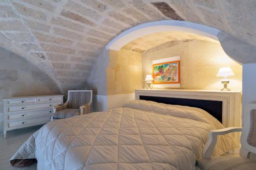 レッチェにあるDimora dei Baroniのアーチ型の天井のベッドルーム1室(ベッド1台付)