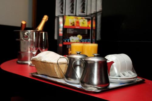 bandeja con teteras y una cesta en una mesa en Elegance Motel, en São Paulo