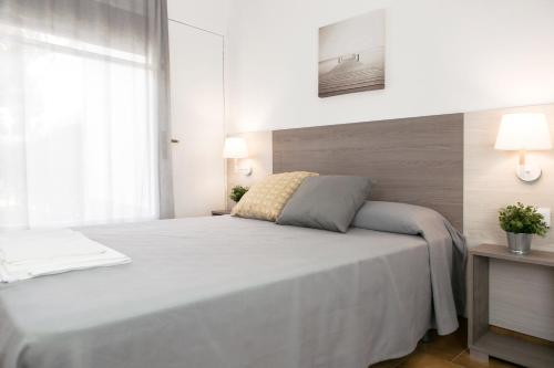 Llit o llits en una habitació de RVHotels Apartamentos Benelux