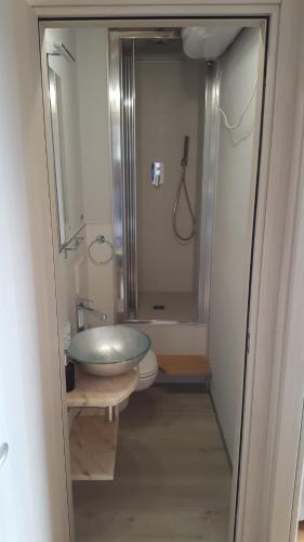 W łazience znajduje się umywalka, toaleta i prysznic. w obiekcie Casa Vacanza Alba w mieście Sarzana