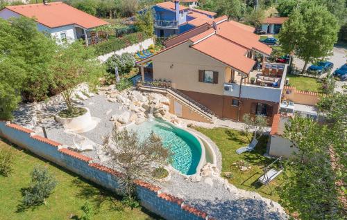 - une vue aérienne sur un parc aquatique avec une piscine dans l'établissement Terra Rossa, à Loborika