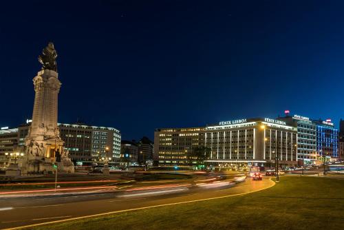una ciudad por la noche con un monumento y edificios en HF Fenix Lisboa, en Lisboa