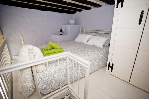 מיטה או מיטות בחדר ב-Aurora Tiny Apartment