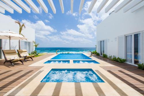 Poolen vid eller i närheten av Oleo Cancun Playa All Inclusive Resort