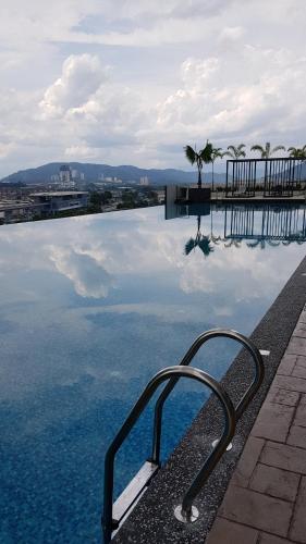 Hồ bơi trong/gần Landmark Residence Sungai Long High Speed Internet near TAR College MRT