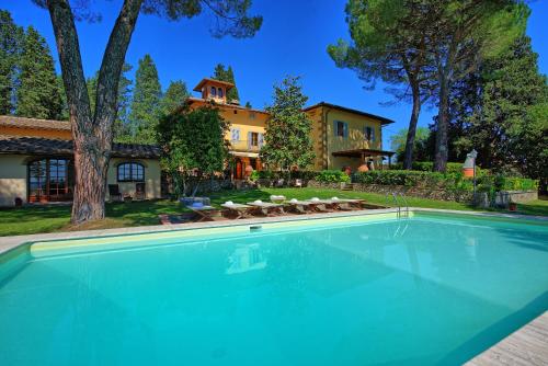 a large swimming pool in front of a house at Villa Orchidea by PosarelliVillas in Certaldo