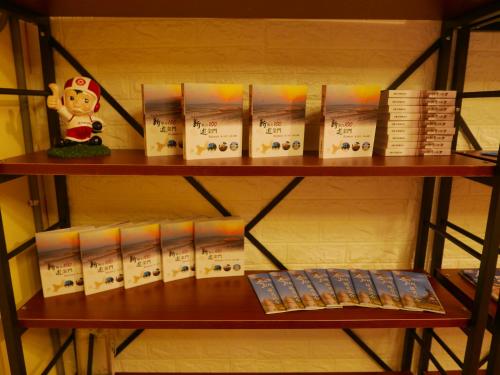 a shelf full of books with a toy on it at 市區背包客棧 有套房可包棟 in Jincheng