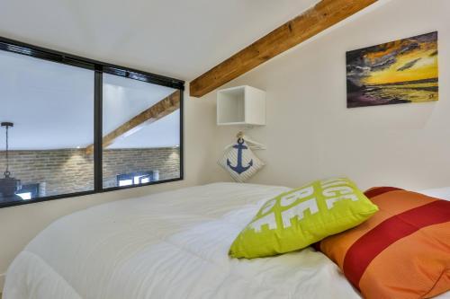 une chambre avec un lit et une grande fenêtre dans l'établissement MY CASA - 4 PLACE MASSENA - DUPLEX, à Nice