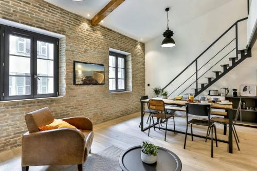 - un salon décloisonné avec un mur en briques dans l'établissement MY CASA - 4 PLACE MASSENA - DUPLEX, à Nice