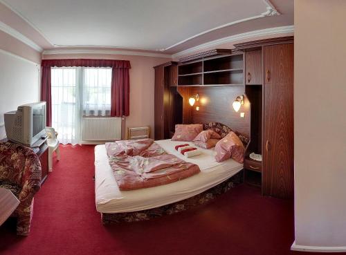 Postel nebo postele na pokoji v ubytování Hegyi Villa