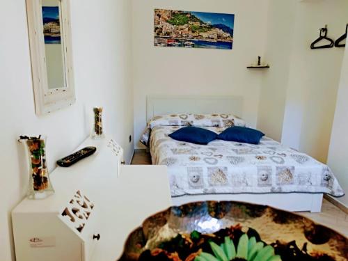 een slaapkamer met een bed met blauwe kussens bij Casa Nina in Agerola