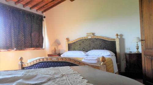 ラポラーノ・テルメにあるResidenza Il Platano Fortilizio di Campigliaのベッドルーム1室(ベッド1台、大きな窓付)