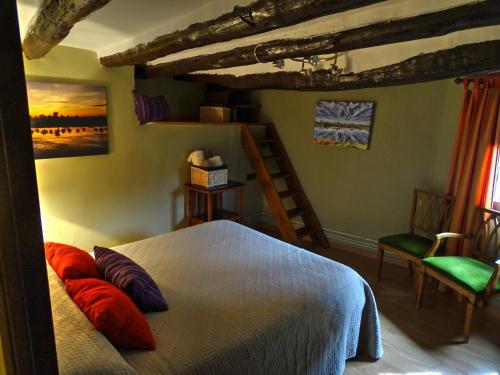 AbiegoにあるLa Casa de Anaisのベッドルーム1室(赤い枕のベッド1台付)