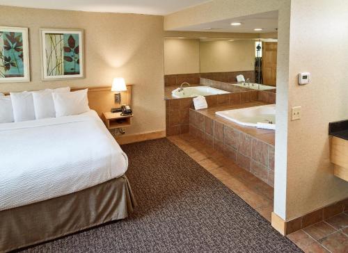 Ein Bett oder Betten in einem Zimmer der Unterkunft LivINN Hotel Minneapolis North / Fridley
