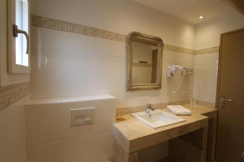 a bathroom with a sink and a mirror at Hotel Van Gogh in Saint-Rémy-de-Provence