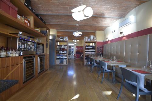 a bar with tables and chairs in a restaurant at Locanda La Bottega del Parco in Pisa