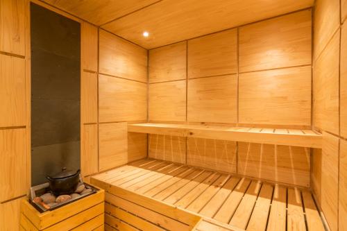 a wooden sauna with a pot sitting in it at La Casa Del Arbol Hotel Boutique Villa de Leyva in Villa de Leyva