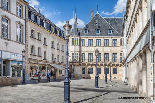 een straatlicht in het midden van een straat met gebouwen bij The Queen Luxury Apartments - Villa Liberty in Luxemburg