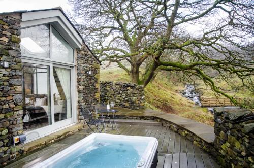 Ảnh trong thư viện ảnh của The Cow Shed - with hot tub ở Kirkby Lonsdale