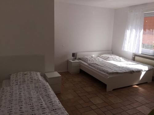 
Ein Bett oder Betten in einem Zimmer der Unterkunft Pension Lindenhof
