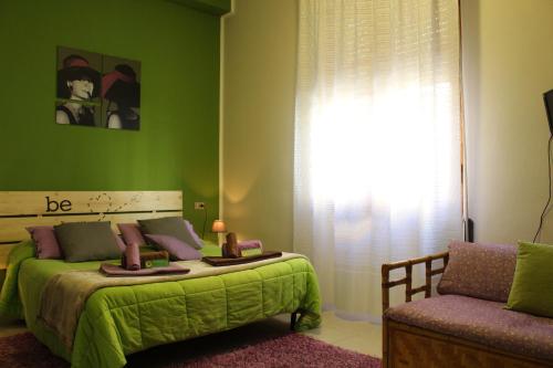 カリアリにあるSa Babbaiolaの緑のベッドルーム(ベッド1台、椅子付)