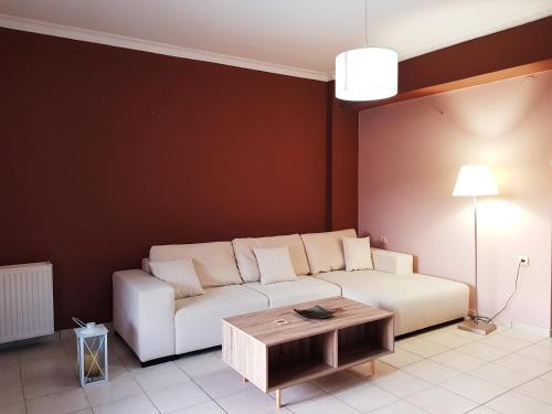 a living room with a white couch and a table at Mojo modern apartment in Alikanas