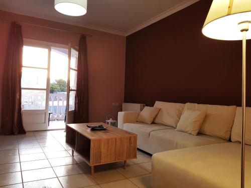 a living room with a couch and a coffee table at Mojo modern apartment in Alikanas