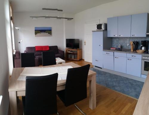 cocina y sala de estar con mesa y sillas en Villa Bellevue Ferienwohnung 6, en Ahlbeck