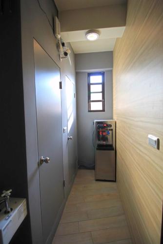 a hallway with a refrigerator in a room at 九窩Jiu Wow Box Inn Jiufen九份 in Jiufen