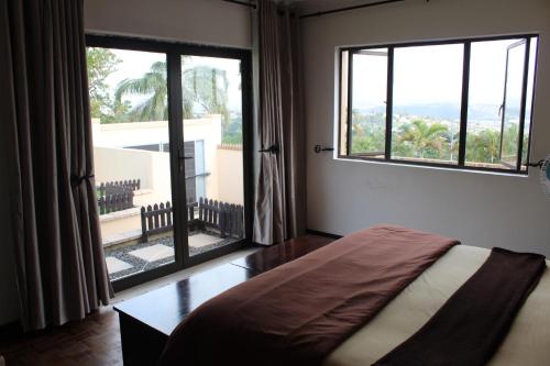 En eller flere senge i et værelse på Durban Holiday House