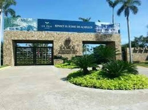 a building with a sign on top of it at Departameto en Residencial La Isla Acapulco Torre G in Acapulco