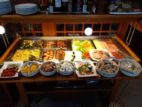杜布罗夫尼克杜布罗夫尼克酒店的自助餐,包含多种不同类型的食物
