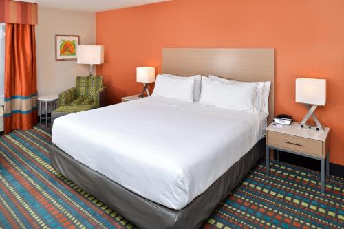 Ένα ή περισσότερα κρεβάτια σε δωμάτιο στο Holiday Inn Express Albuquerque N - Bernalillo by IHG