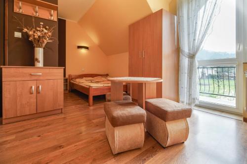 - une chambre avec une table, un lit et une fenêtre dans l'établissement Zielone Zacisze, à Krościenko nad Dunajcem