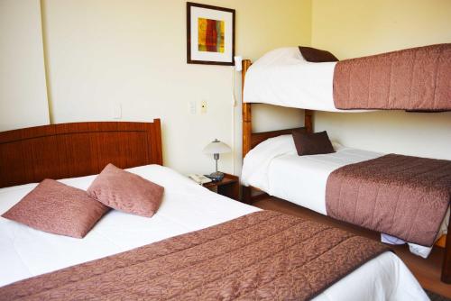 um quarto de hotel com dois beliches em Hotel San Francisco De la Selva em Copiapó