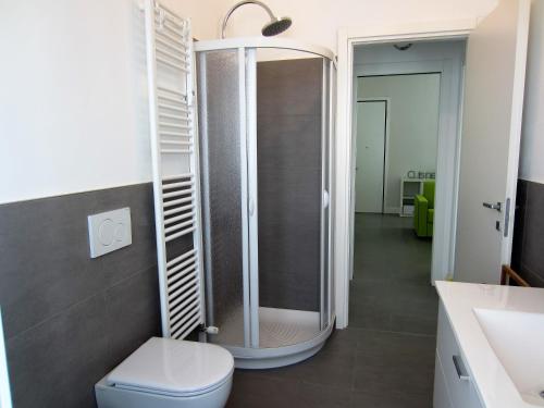 Vonios kambarys apgyvendinimo įstaigoje New & modern apartment on the sea