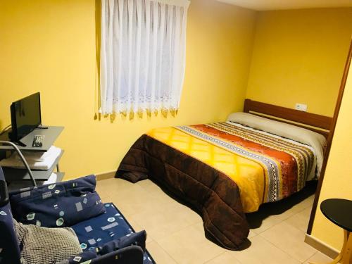 um quarto com uma cama num quarto amarelo em Pensión la Estación em Nubledo