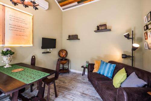 - un salon avec un canapé et une table dans l'établissement Y.Baixa - Boutique Apartments, à Setúbal