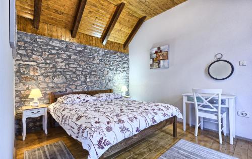 מיטה או מיטות בחדר ב-Dalmatia Stone House - heated pool